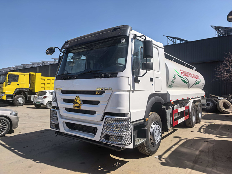 شاحنة رش الماء هووو 6×4 بسعة 20 متر مكعب