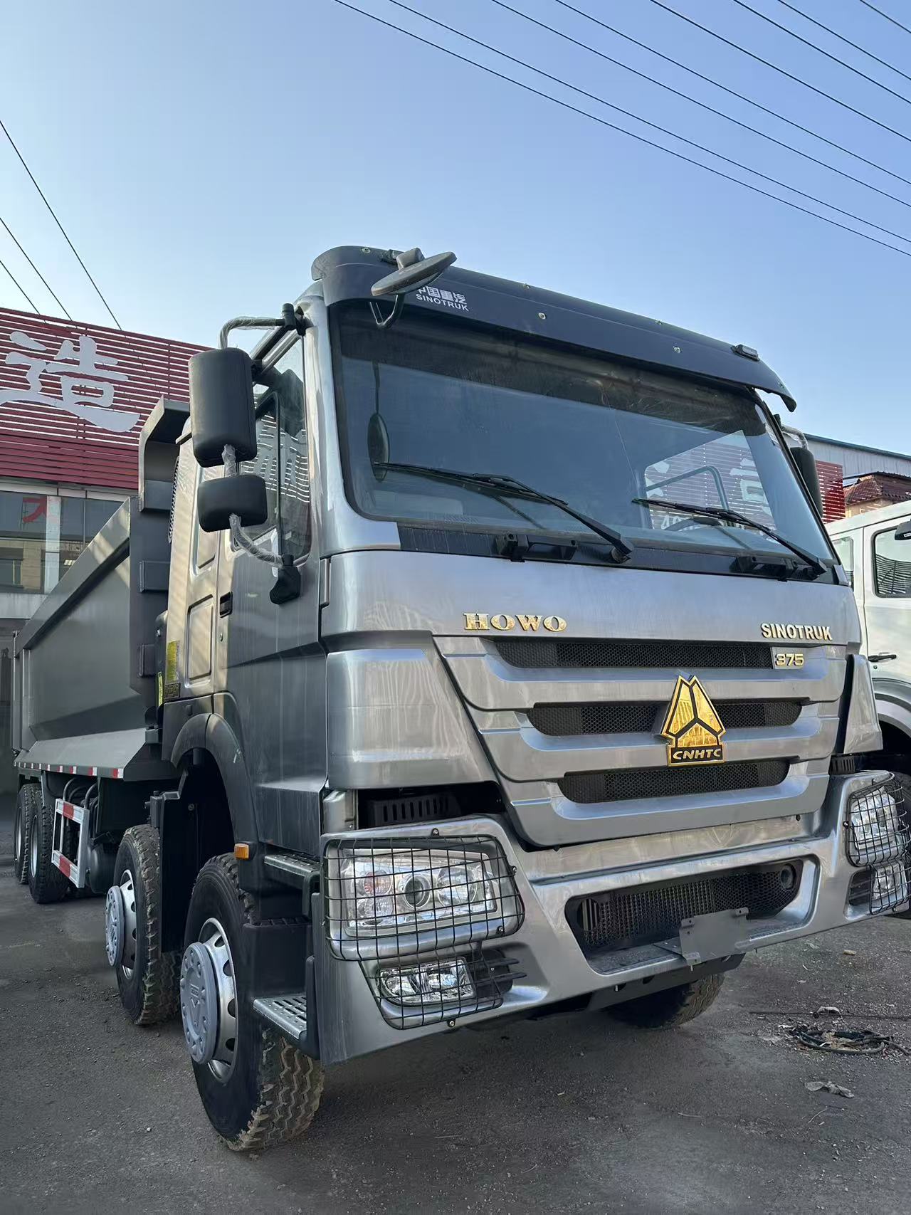 شاحنة التفريغ الثقيلة